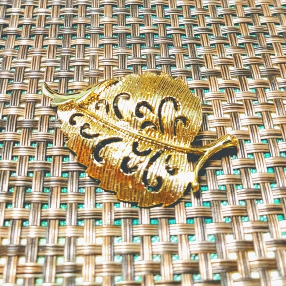 Vintage GERRYS Leaf Brooch